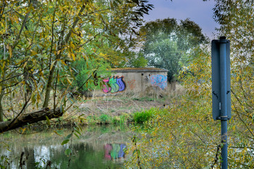 Ruine am Fluss mit Graffiti 