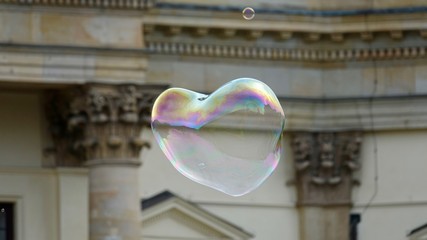 seifenblase, fliegen, blase, bubble, schimmernd, fliegend, gleitend, farbig, regenbogen, gläsernd, glas, durchscheinend, transparent, leicht, schweben