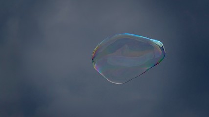 Fliegende Seifenblase, neutraler Hintergrund 