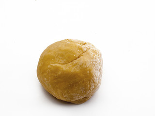 Bola de masa cruda para pizza sobre un fondo blanco 2
