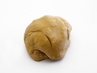 Bola de masa cruda para pizza sobre un fondo blanco