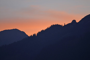 Fototapeta na wymiar kleinwalsertal, bergsilhouetten vor abendhimmel