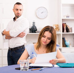 Obraz premium Wife is studying documents on divorce at the table