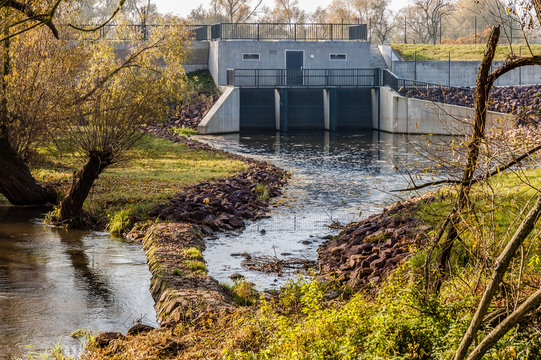Staustufen am Fluss