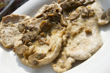 scaloppine di polloai funghi © saragone