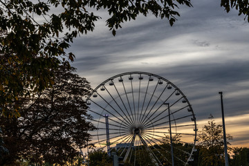 Fototapeta premium Riesenrad mit Abendhimmel