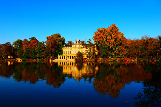 Ludwigsburg ,Baden-W&uuml;rttemberg, Deutschland : Herbstlich gepr&auml;gter Blick auf Seeschlo&szlig; Monrepos .