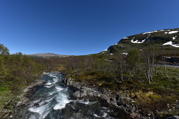 Fototapeta na wymiar Die Straße über das Aurlandsflellet in Norwegen gehört zu den schönsten Strecken der Welt. 