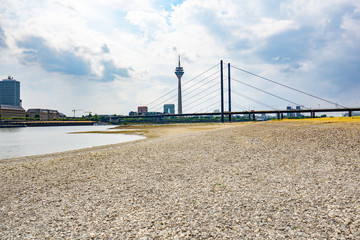 Düsseldorf Dürre Niegrigwasser Rheinpegel