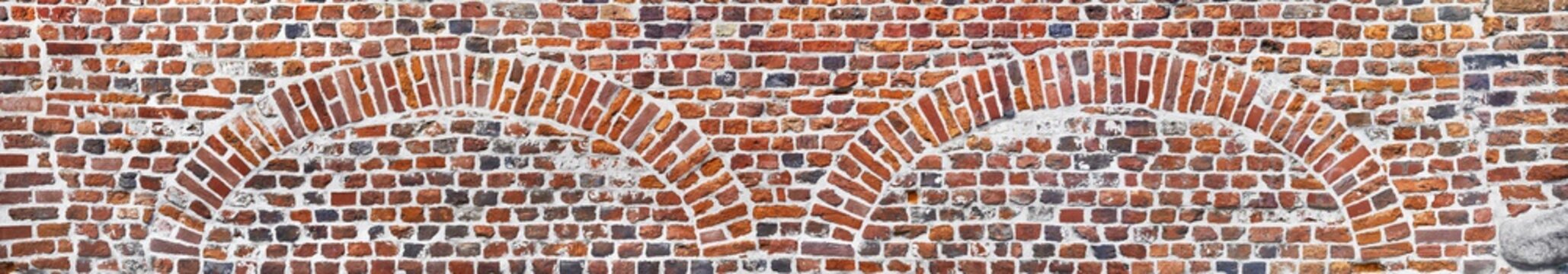 Rustikale Ziegelmauer mit Zierb&ouml;gen