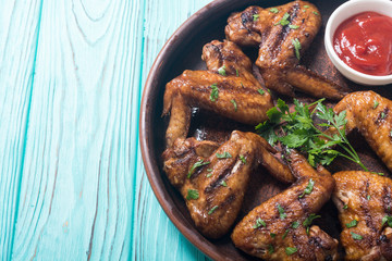 Grilled chicken wings with tomato sauce