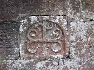 Muster in Stein gehauen
