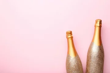 Crédence de cuisine en verre imprimé Alcool Decorated champagne bottles on pink background