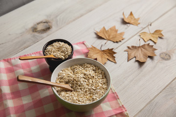 Bol con avena sobre una mesa rústica 