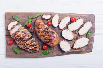 Grilled chicken with spinath and tomatoes salad