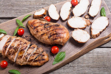 Grilled chicken with spinath and tomatoes salad