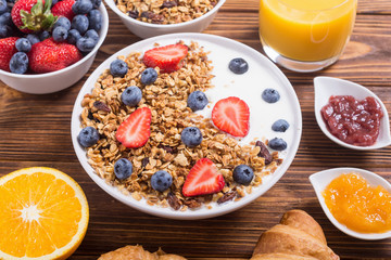 Granola yogurt and berries