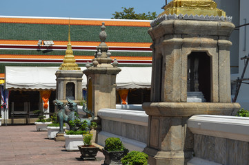 Naklejka premium temple du bouddha couché à bangkok