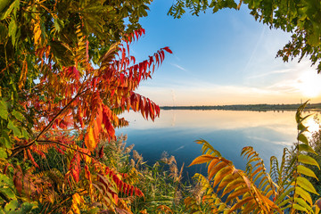 Farbenfroher Herbst Hintergrund, bunte Blätter vor blauem See
