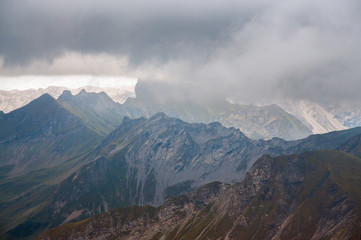 wolkenlandschaft über dem kleinwalsertal vom nebelhorn aus gesehen