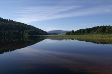 Fototapeta na wymiar Himmel spiegelt sich in schottischem See