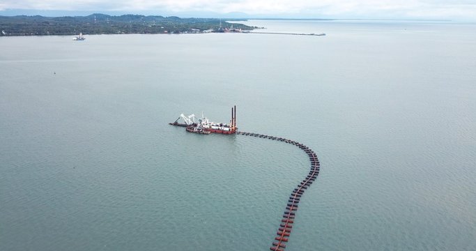 A private compay 's sand extractionship  is sucking sand from the the gulf of Thailand near the Chang Island in Trad province since the company gets  a concession from the government.
