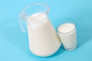 full glass jar and glass of milk