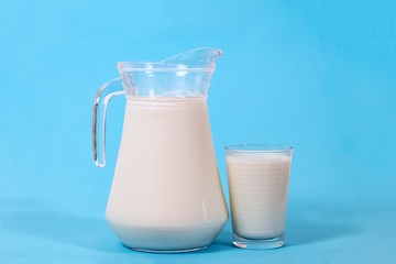 full glass jar and glass of milk