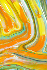 Bunte Malerei/ Gemälde aus Streifen in Gelb, Weiß, Orange und Blau, Gouache, als Hintergrund 