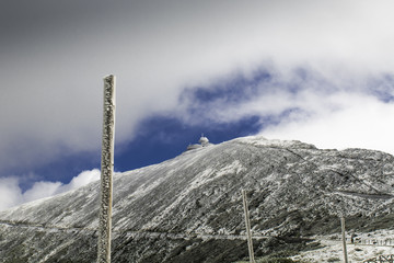 Śnieżka góra w karkonoszach w zimowej szacie
