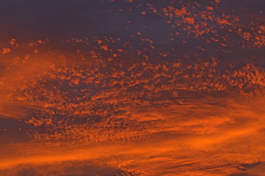 Fototapeta Chmury zabarwione na czerwono światłem zachodzącego słońca.