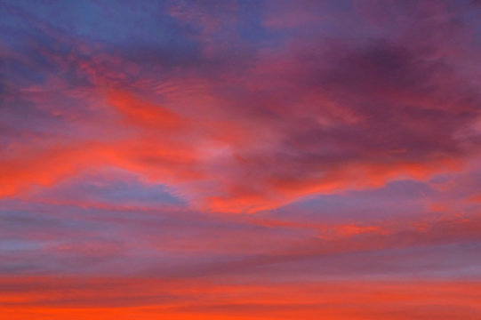 Fototapeta Chmury zabarwione na czerwono światłem zachodzącego słońca.