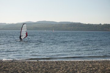 Surfer auf dem Berzdorfer See im Herbst