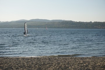 Naklejka premium Surfer auf dem Berzdorfer See im Herbst