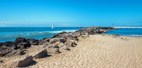 Obraz premium Sailboat going into Ventura Harbor in Ventura California United States