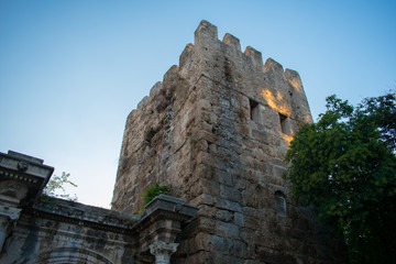 Fototapeta premium ruins of hadrian castle gate in antalya, turkey 