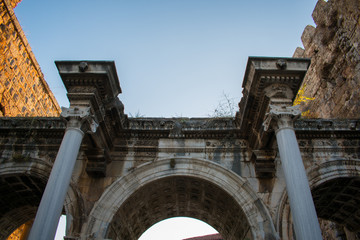 Obraz premium old ancient ruins of Hadrians Gate in Antalya turkey against blue sky 