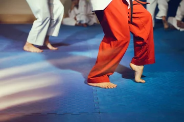 Papier Peint photo Lavable Arts martiaux Athlètes de taekwondo mouvement d& 39 arts martiaux pieds nus sur le sol