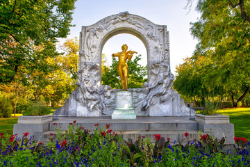 Obraz premium Pomnik Johanna Straussa w parku miejskim w Wiedniu w jesienną pogodę