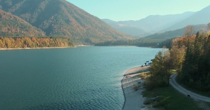 See mit Schotterstrand und Berge im Hintergrund Herbstlandschaft  4k DCI 50p