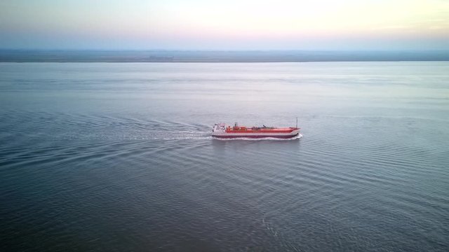 Elbe. Frachtschiff. Vogelperspektive.