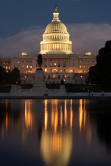Obraz premium United States Capitol Building at Night with Reflection