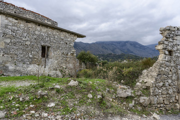 Fototapeta na wymiar old house in the mountains