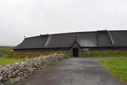Norwegen, Lofoten, Borg, Wikinger, Haus, Langhaus, Wiese, Kirche, Dach, Schindeldach, Weg, Vestvag&oslash;ya, Herbst, Sommer, Grabung, Ausgrabung, Grabungsst&auml;tte, Nordland