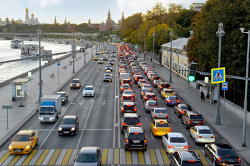 Fototapeta na wymiar Evening traffic jam near the Moscow Kremlin