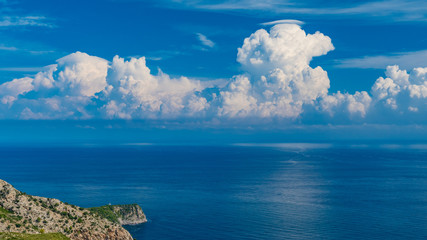Fototapeta na wymiar Quellwolken vor Mallorca