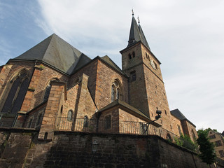 Fototapeta premium Kirche St. Laurentius - dem heiligen Laurentius gewidmete römisch-katholische Pfarrkirche in Saarburg