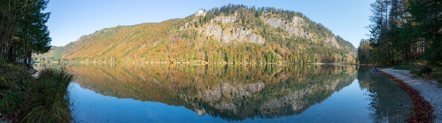 Langbathsee in Oberösterreich im herbstlichen Farbkleid und wunderschöner Spiegelung Panorama