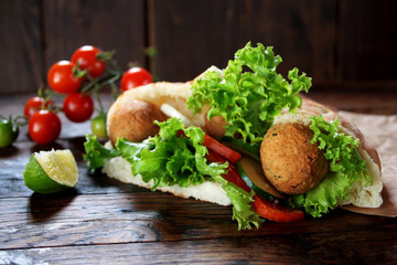 Fototapeta na wymiar Falafel and fresh vegetables in pita bread 