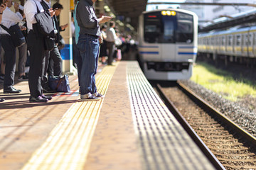 電車　混雑　通勤　ラッシュ　早朝　残業　女性　痴漢　犯罪　列　在宅　非常停止　ボタン